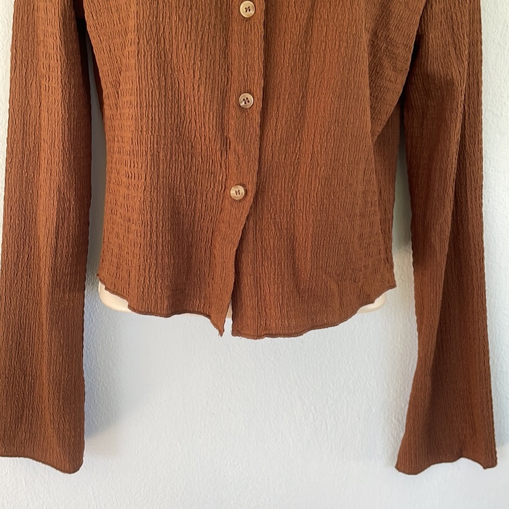 Cider brown stretchy textured cropped bell sleeve button down blouse size large - Picture 6 of 10
